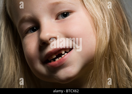 Portrait Dune Drôle De Petite Fille Sans Une Dent De Devant