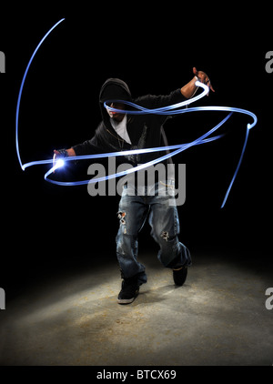 African American hip hop dancer avec des lumières LED modèles peinture Banque D'Images