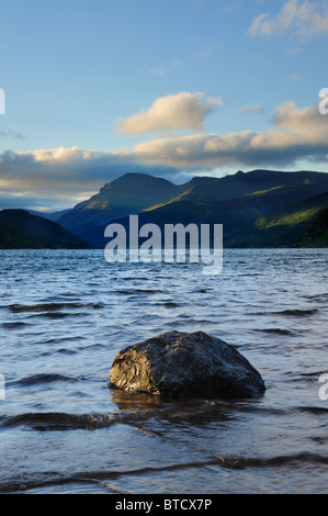 L'aube sur l'eau sur un Ennerdale matin orageux vers pilier et dans le clocher de Lake District Banque D'Images