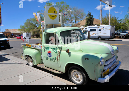 Camion Vert Antique et Vilma Angel Delgadillo Cadeaux Seligman Arizona Route 66 Banque D'Images