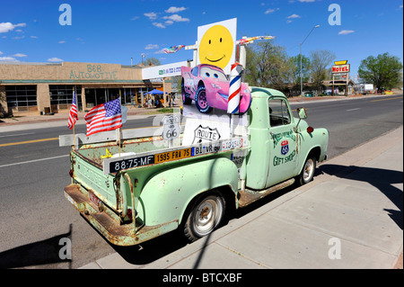 Camion Vert Antique et Vilma Angel Delgadillo Cadeaux Seligman Arizona Route 66 Banque D'Images