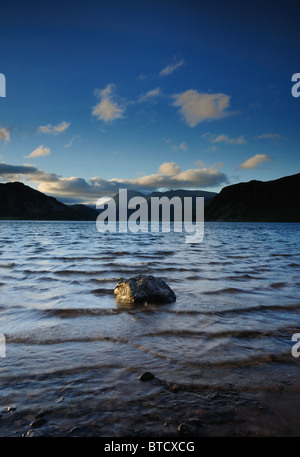 L'aube sur l'eau sur un Ennerdale matin orageux vers pilier et dans le clocher de Lake District Banque D'Images