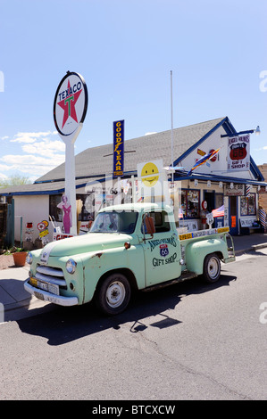 Camion Vert Antique et Vilma Angel Delgadillo Cadeaux Seligman Arizona Route 66 Banque D'Images