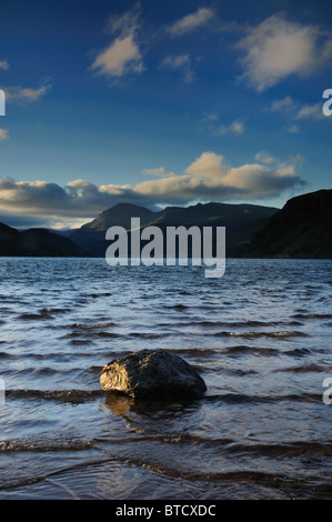 L'aube sur l'eau sur un Ennerdale matin orageux vers pilier et dans le clocher de Lake District Banque D'Images