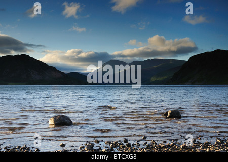 L'aube sur l'eau sur un Ennerdale matin orageux vers pilier et dans le clocher de Lake District Banque D'Images