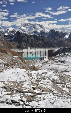 Le mont Everest, Népal, Himalaya et Lac Gokyo, prises à partir de la piste de trekkeurs menant vers Camp de base de l'Everest, Banque D'Images