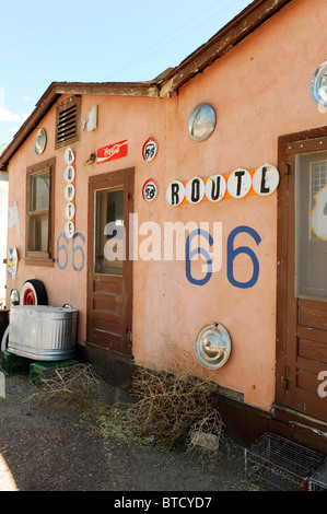 Signes et les décorations autour de Snow Cap Inn Seligman Arizona Route 66 Banque D'Images