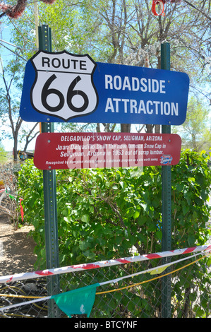 Signes et les décorations autour de Snow Cap Inn Seligman Arizona Route 66 Banque D'Images