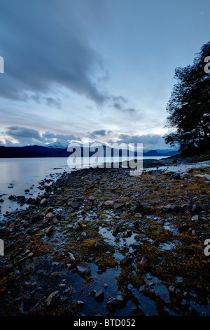 Côte Rocheuse sur le Lac Nahuel Huapi à Bahia Manzano, Villa La Angostura, Neuquen, Argentine Banque D'Images