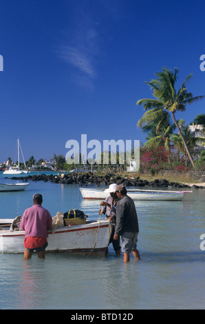 Les pêcheurs locaux de revenir à terre après la pêche, Grand Baie, Maurice, océan Indien Banque D'Images