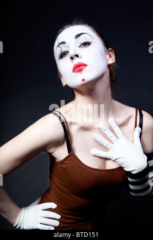 Femme de théâtre mime avec un miroir sur fond noir Banque D'Images