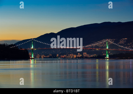 Lion's Gate Bridge et West Vancouver au crépuscule-Vancouver, Colombie-Britannique, Canada. Banque D'Images