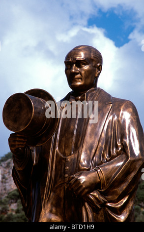 Statue d'Atatürk, fondateur de la République turque, debout dans la place principale de Dalyan près de Dalaman Turquie Banque D'Images