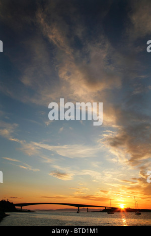 Coucher de soleil sur le Skye road pont menant de Kyle of Lochalsh à Kyleakin, île de Skye, en Ecosse. Banque D'Images