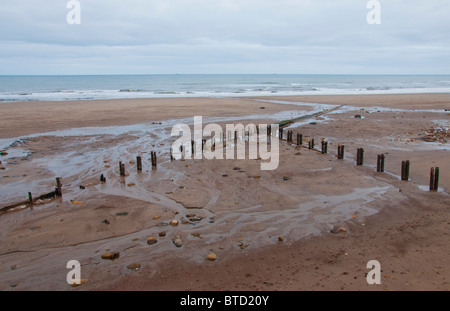 Sandsend plage avec des épis en premier plan Banque D'Images