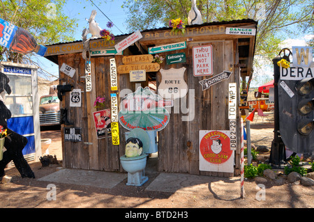 Signes et les décorations autour de Snow Cap Inn Seligman Arizona Route 66 Banque D'Images