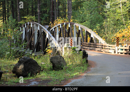 Un vieux pont en arc en bois à travers Horse Creek Lane comté dans l'Oregon (États-Unis). Banque D'Images