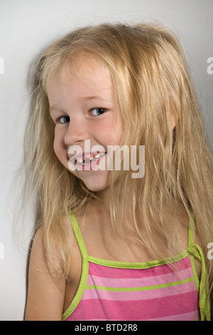 Funny smiling little girl sans une dent de devant Banque D'Images