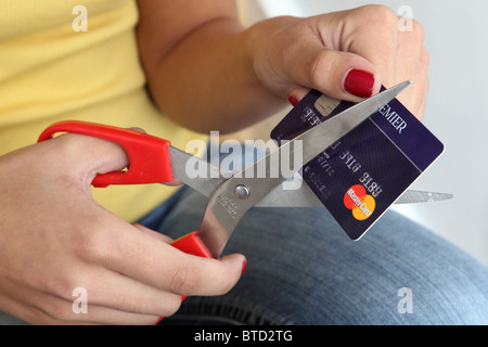 Femme de couper une carte de crédit Banque D'Images