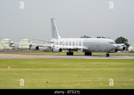 Royal Australian Air Force (RAAF) boeing 707 tanker taxiing à la piste de décollage sur son raafb homebase richmond. Banque D'Images