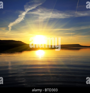 Paysage avec lac matin lever de soleil sur montagne Banque D'Images