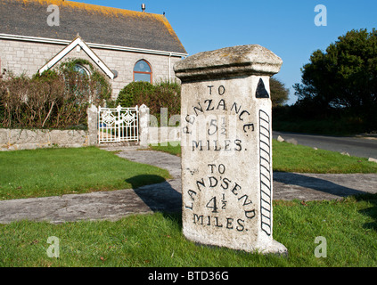 Une 18e siècle panneau routier entre Penzance et Lands End en Cornouailles, Royaume-Uni Banque D'Images