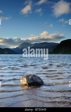 L'aube sur l'eau sur un Ennerdale matin orageux vers pilier et dans le clocher de Lake District Banque D'Images