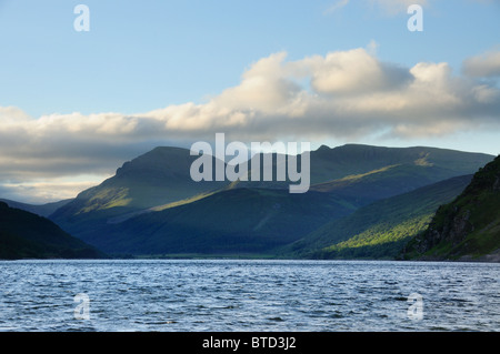 L'aube sur l'eau sur un Ennerdale matin orageux vers pilier et dans le clocher de Lake District Banque D'Images