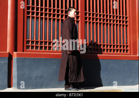 Un moine tibétain bouddhiste dans le Temple des Lamas à Pékin, en Chine.