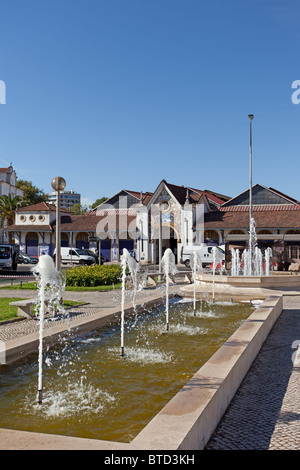 Infante Santo Square à Santarém, Portugal. À l'arrière, le marché municipal. Banque D'Images