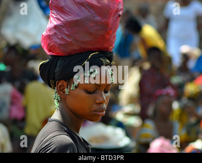 Femme dans l'homme, Côte d'Ivoire, Afrique de l'Ouest Banque D'Images