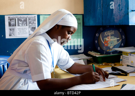 Infirmière africaine dans la paperasse de remplissage dans une clinique en Afrique Dar es-Salaam Banque D'Images