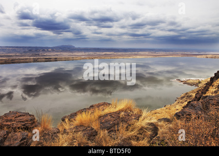 Vue du lac Magadi de nuages reflète dans ses eaux calmes. La vallée du Rift. Kenya Banque D'Images