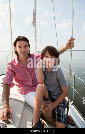 Père et fils à bord de yacht, portrait Banque D'Images