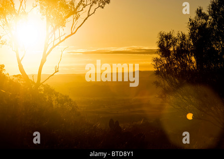 Spectaculaire coucher de soleil sur un paysage sombre torches Banque D'Images