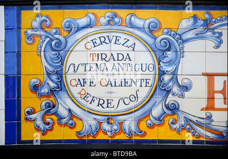 Madrid, Espagne. Sol carrelé peint cafe sign advertising beeron, projet de café chaud, des rafraîchissements Banque D'Images