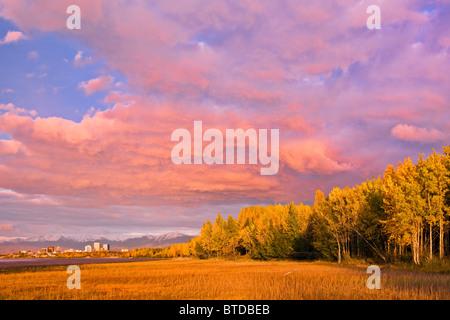 Vue du coucher de soleil du centre-ville d'Anchorage, vu de l'Tony Knowles Coastal Trail, Anchorage, Southcentral Alaska, automne Banque D'Images