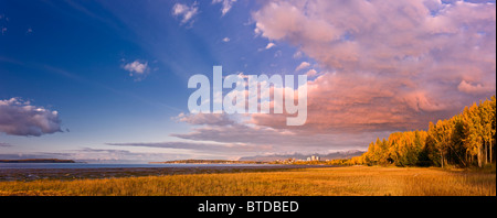 Vue du coucher de soleil du centre-ville d'Anchorage, vu de l'Tony Knowles Coastal Trail, Anchorage, Southcentral Alaska, automne Banque D'Images