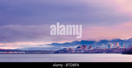 Vue sur l'horizon du soleil se levant sur une enveloppée de brouillard et d'ancrage Cook Inlet, Southcentral Alaska, automne Banque D'Images