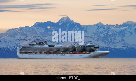 Vue sur le navire de croisière Princess Princess 'Diamond' au coucher du soleil à Prince William Sound, Southcentral Alaska, l'été Banque D'Images