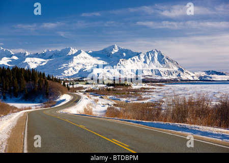 Vue de jour de la Richardson Highway le long de la rivière Delta juste avant la position dans la chaîne de l'Alaska, l'intérieur de l'Alaska, Winter Banque D'Images