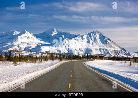 Vue de jour de la Richardson Highway le long de la rivière Delta juste avant la position dans la chaîne de l'Alaska, l'intérieur de l'Alaska, Winter Banque D'Images