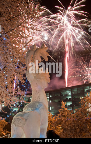 Couverts de givre glace caribou sculpure en ville avec les frais généraux d'artifice pendant la célébration de l'État, Anchorage, Alaska Banque D'Images