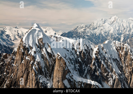 Vue aérienne de neige a balayé des pics et des falaises de granite des murs dans la chaîne de l'Alaska dans le Parc National Denali et préserver, en Alaska, l'été Banque D'Images