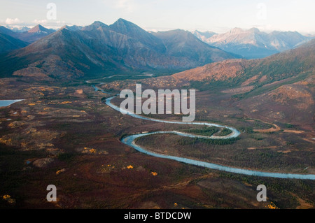 Vue aérienne de la rivière Kobuk serpentant à travers les montagnes Endicott dans Gates of the Arctic National Park & Preserve, Alaska, automne Banque D'Images