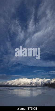 Au cours de la Cirrus icy Knik River et Talkeetna Mountains in Knik River Valley, Matanuska Valley, Alaska Susitna Banque D'Images