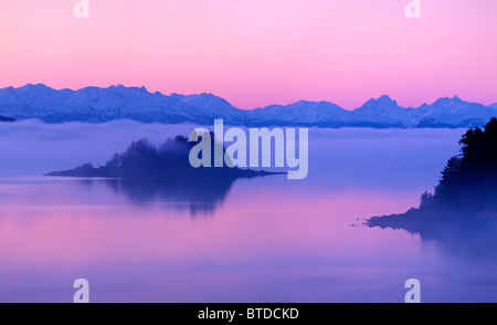 Brumeux et coucher de soleil rose sur les montagnes Chilkat préférés et Passage près de Juneau, le passage de l'intérieur, le sud-est de l'Alaska, Winter Banque D'Images