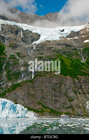 Un bateau d'excursion s'arrête en face de Surprise Glacier, Prince William Sound, Southcentral Alaska, l'été Banque D'Images