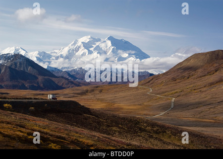 Un camping-car se déplace vers le bas la route du parc près de Stony Hill avec Mt. McKinley dans l'arrière-plan, le parc national Denali, en Alaska, l'automne Banque D'Images