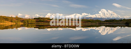 Vue panoramique de Mt. McKinley se reflétant dans les eaux claires de réflexion étang dans le parc national Denali, en Alaska, l'automne Banque D'Images